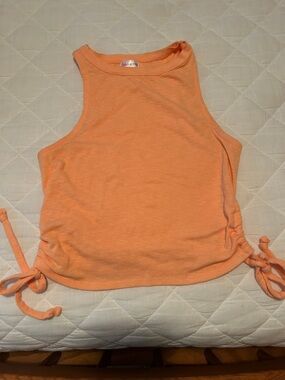 Sleeveless Tie-Hem Tank Top in Peach